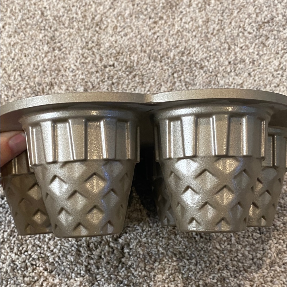 Nordic Ware Non-Stick Ice Cream Cone Cupcake Pan. 4.5 cups. Made in USA. - Picture 5 of 11